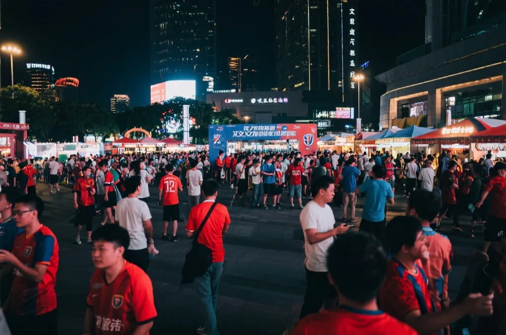 球迷在城市广场体验文旅活动与夜间消费氛围